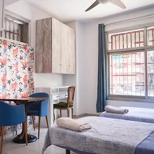 https://hostal-ideal-badal.top-hotels-tarragona.com